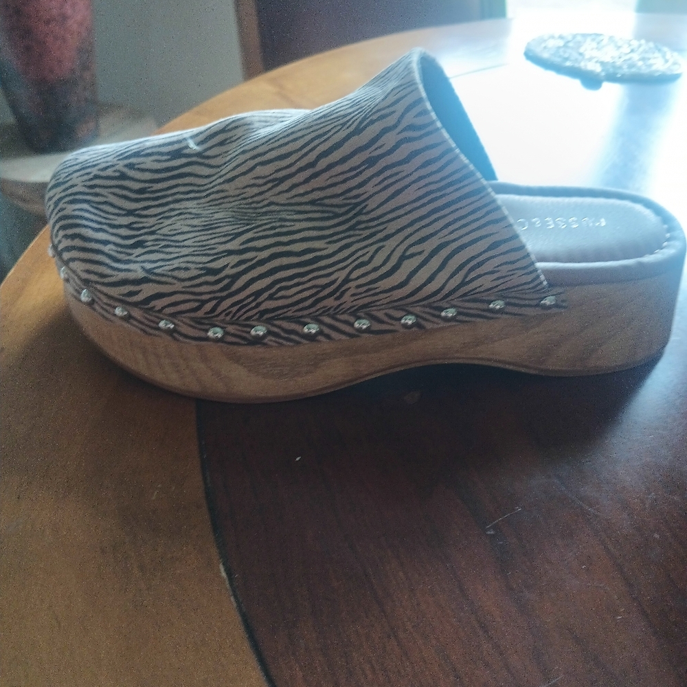 New Musse And Cloud Studded Clog